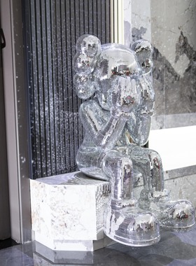 电视柜坐姿暴力熊贴亮片玻璃闪闪发光布灵布灵kaws装饰品开业送礼