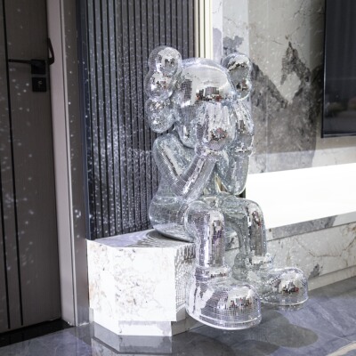 电视柜坐姿暴力熊贴亮片玻璃闪闪发光布灵布灵kaws装饰品开业送礼