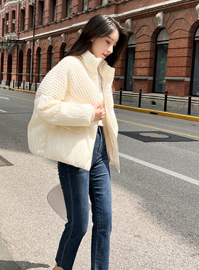 cocosong羽绒服女2025新款三宅褶皱米白立领宽松短款面包服外套
