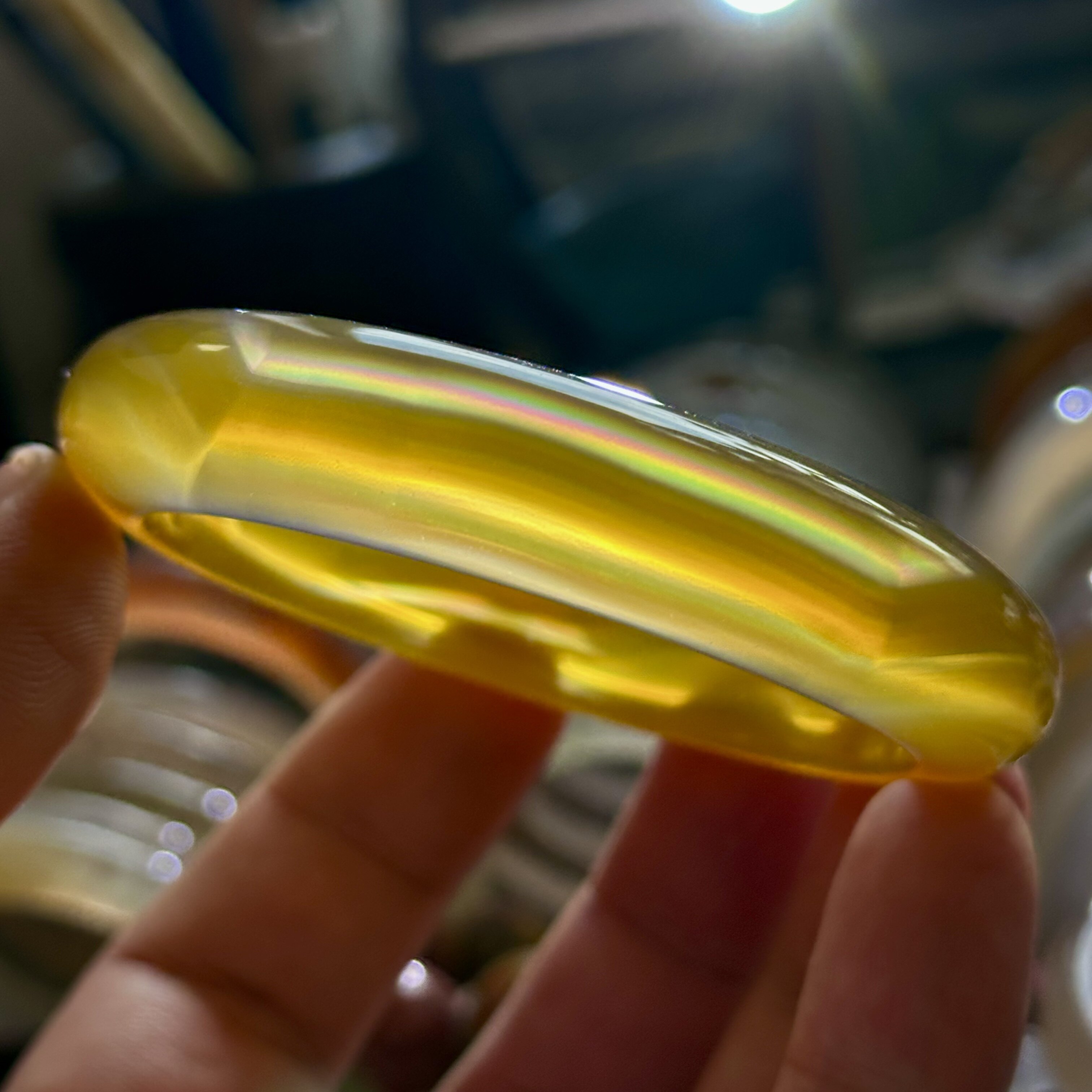天然马料海洋玉髓高冰黄冰黄玉髓鱼鳞纹七彩虹膜玛瑙手镯冰透57口