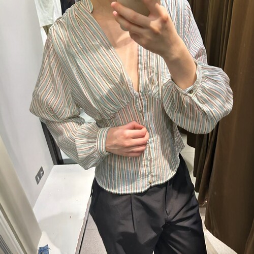 排扣装饰V领自然条纹收腰衬衫