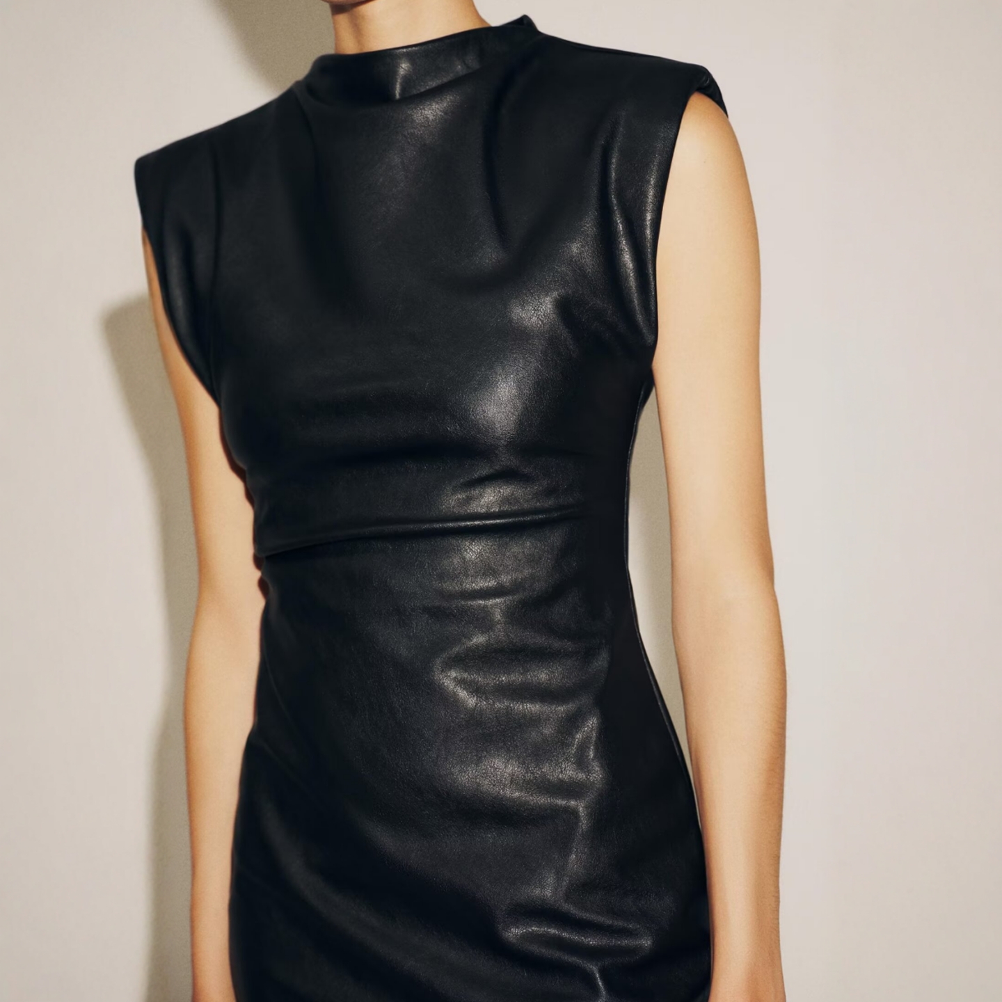 背心式修身亮光仿皮垫肩短连衣裙