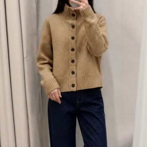 浅驼色立领口排扣装饰针织外套