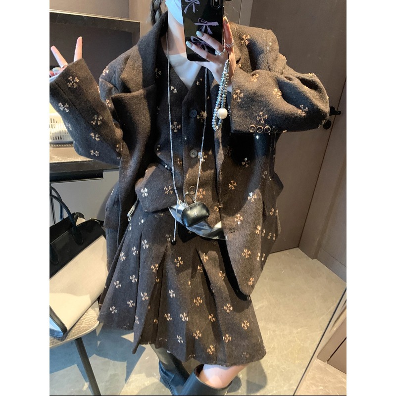 摩且 小众轻奢感 重工钉珠毛呢西装外套马甲百褶裙三件套 MQ0970