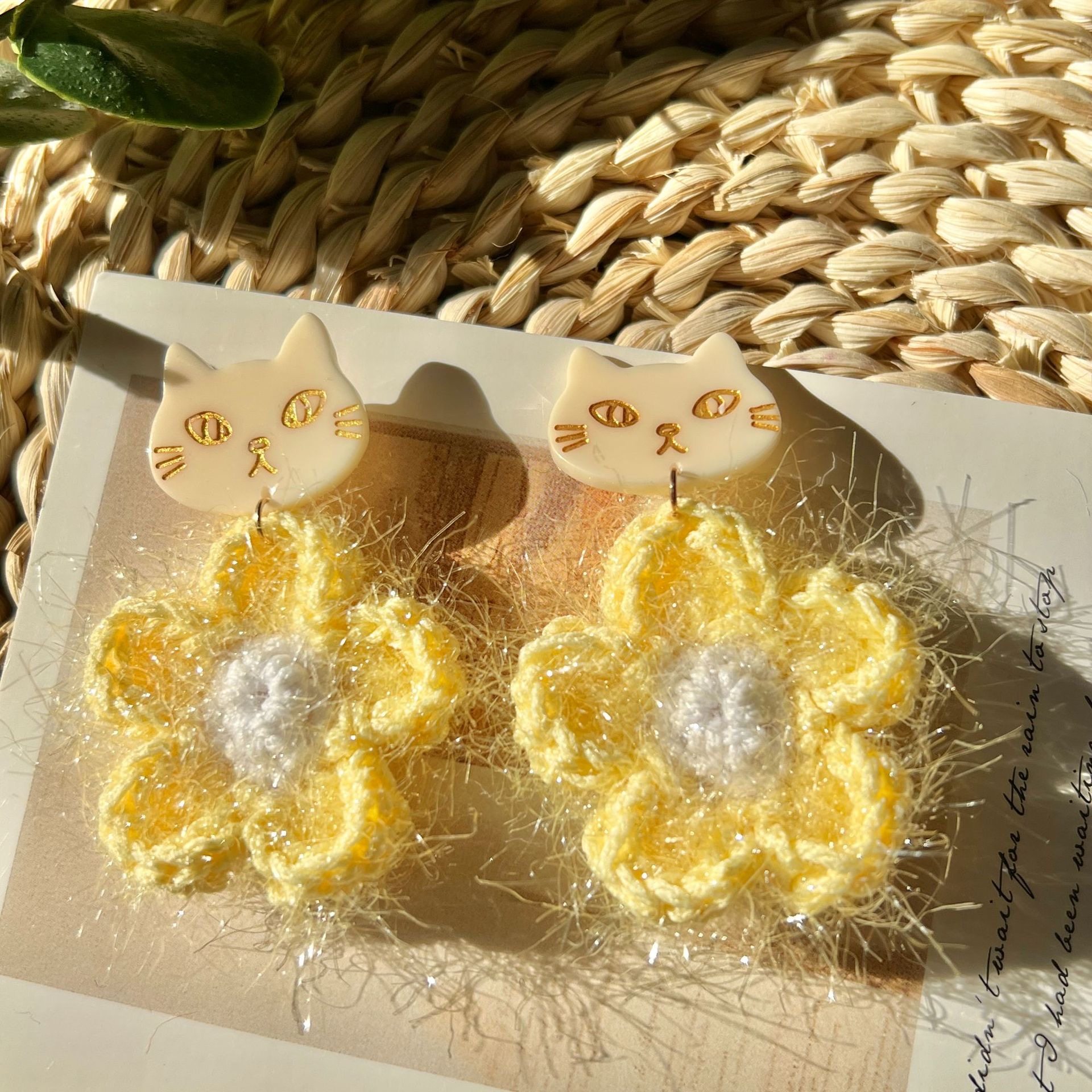 米白色可爱猫咪撞色鹅黄色亮闪闪针织花朵甜美少女心百搭耳钉耳夹,饰品/流行首饰/时尚饰品新,耳环,淘宝优惠券,粉丝福利购,淘宝优惠卷