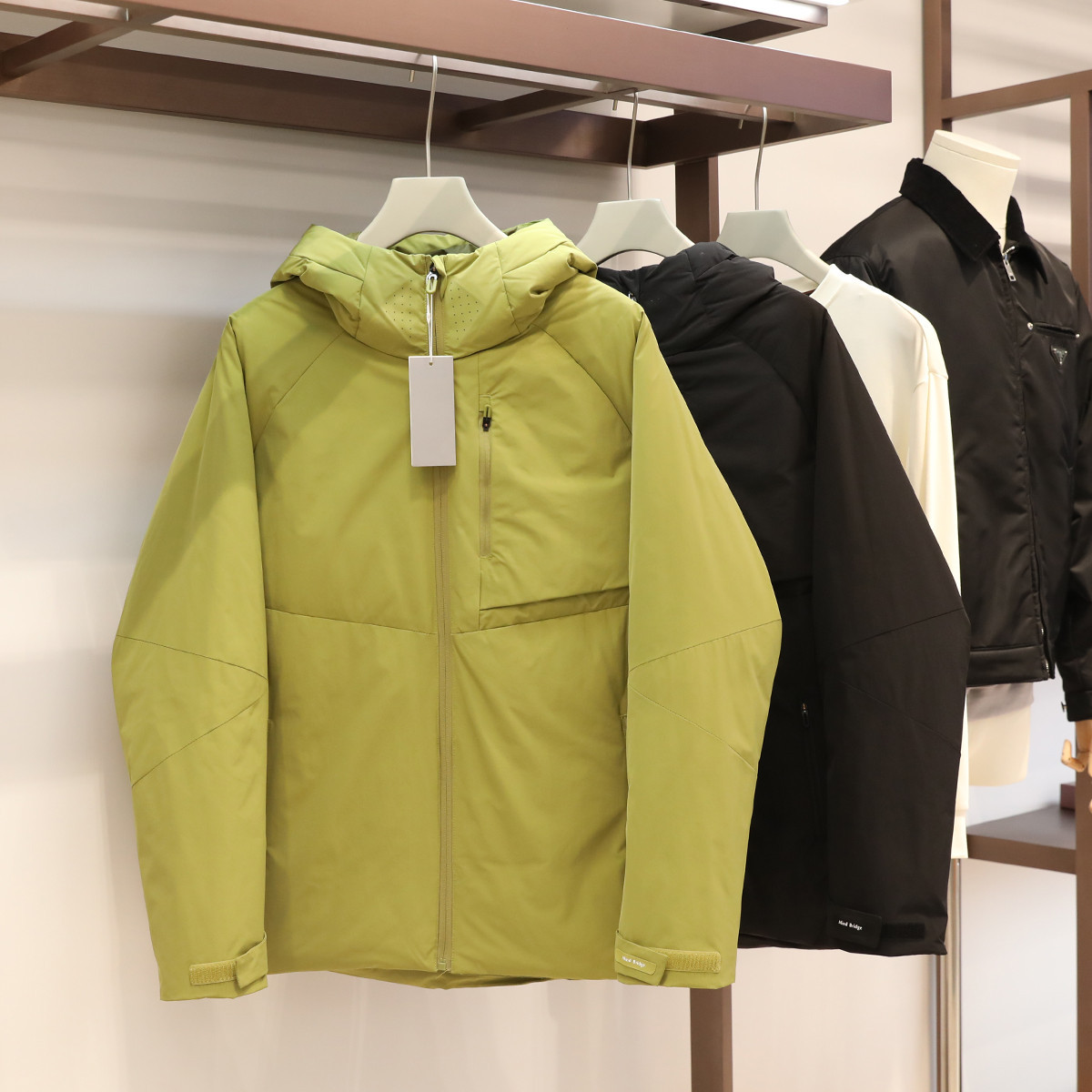 插肩袖+环绕式拼接，合身灵活