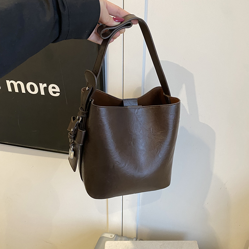 秋冬新款水桶包女斜挎2025时尚手提包高级质感单肩包百搭腋下包潮