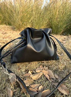 抽绳牛皮包女2026新款小众设计大容量黑色软皮福袋斜挎磁扣云朵包