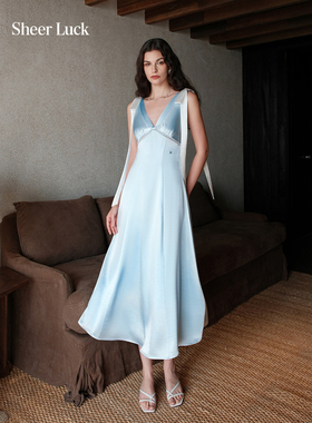 Sheer Luck Peggy 肌理感缎面法式V领镂空高腰线挂脖吊带连衣裙