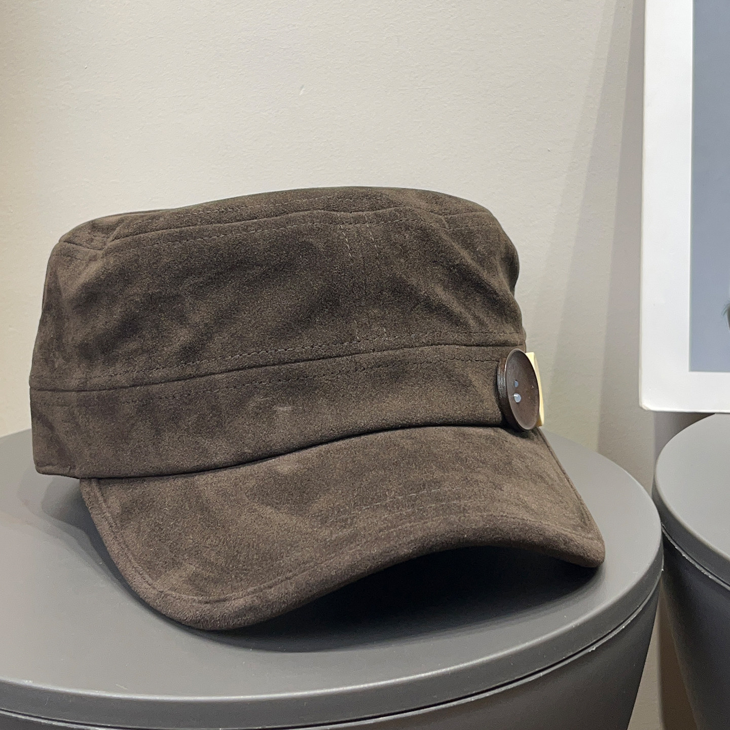 大头围复古麂皮绒纽扣平顶帽女秋冬迪木尔风百搭保暖显脸小帽子潮