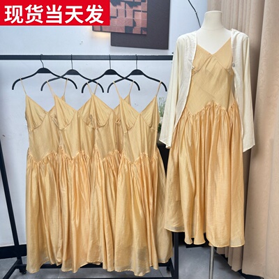 黄色吊带拼接褶皱大摆连衣裙