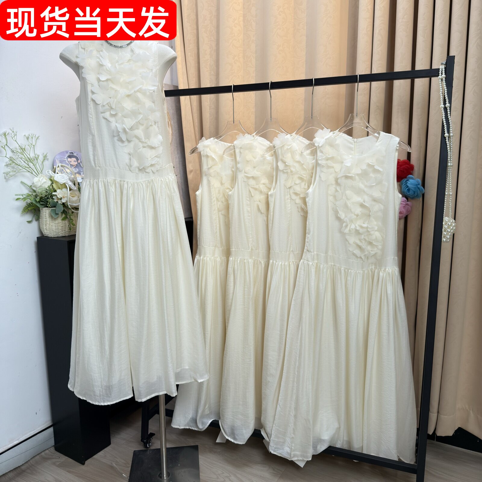 钉花装饰小众米白色无袖连衣裙