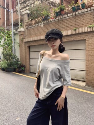 松弛感宽松露肩时尚上衣