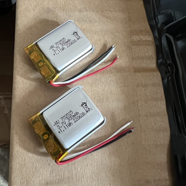 NV 3.7V聚合物锂电池300mah带三条线带保护板智能手表音箱702025