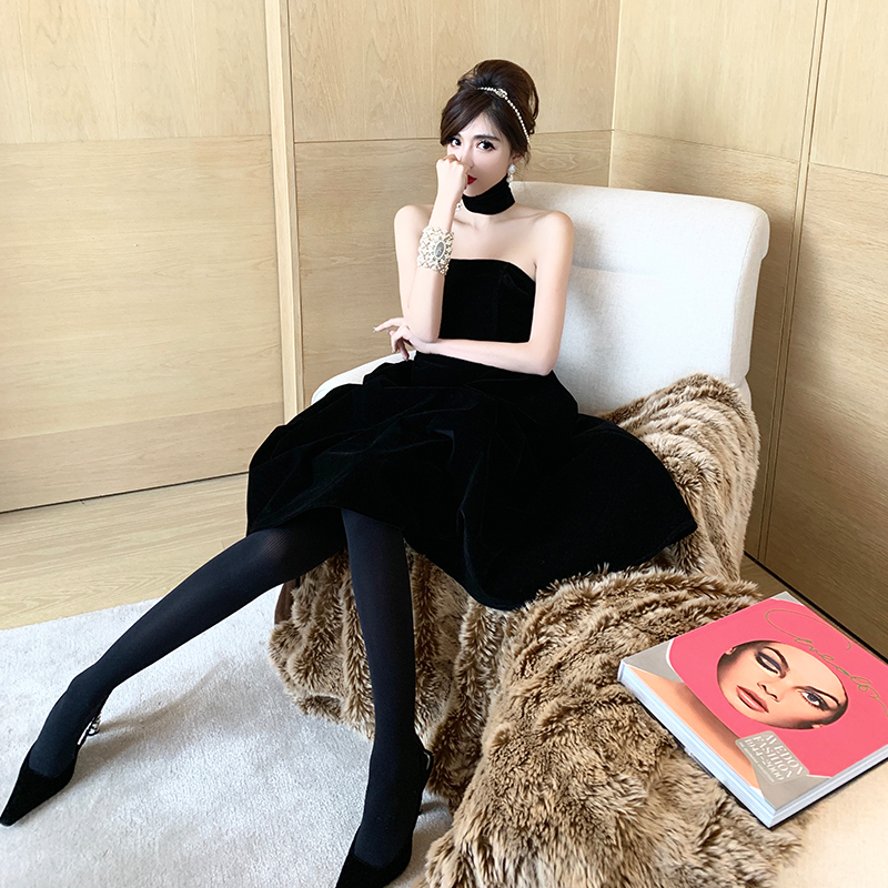 丝绒小黑裙