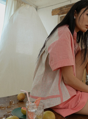 HOWL 一转身的惊艳！元气粉前短后长减龄少年感亚麻拼接波点衬衫