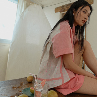 HOWL 一转身的惊艳！元气粉前短后长减龄少年感亚麻拼接波点衬衫