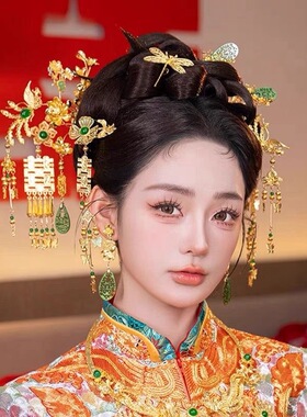 金绿色中式新娘秀禾服头饰减龄