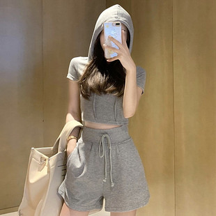 休闲运动套装女夏季2025新款学院气质显瘦时尚连帽卫衣短裤俩件套