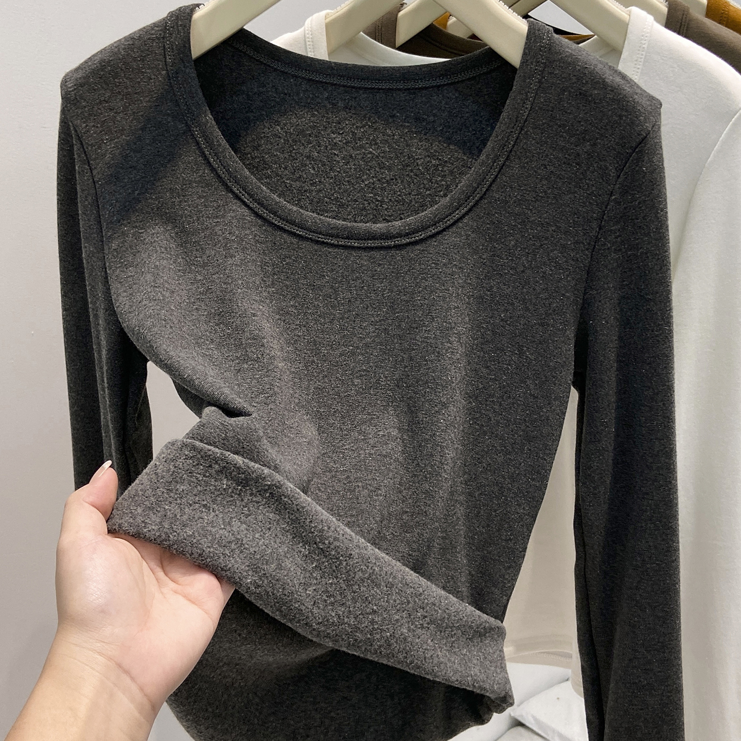 欧货咖色U领上衣秋冬季