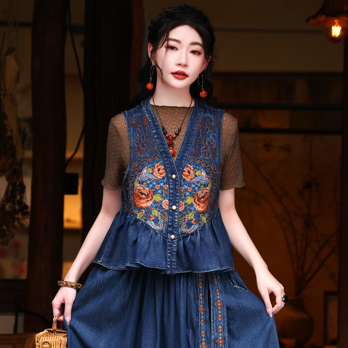 可儿 文艺复古 刺绣无袖牛仔上衣女2026春秋民族风减龄显瘦马甲女
