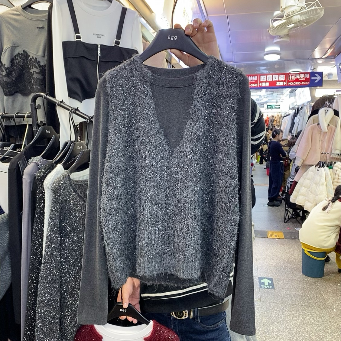 欧洲站24冬季新款深V亮片细闪针织背心+ 纯色圆领套头打底衫套装