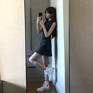 巨好看蓝色格纹连衣裙子女夏季2026新款绝美漂亮收腰无袖背心短裙