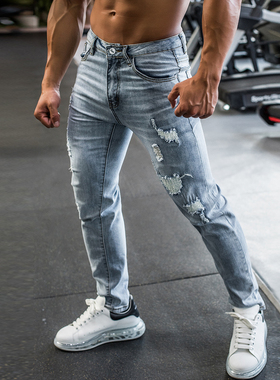 撸铁狼运动健身牛仔裤男秋季弹力透气破洞浅蓝色训练休闲小脚裤潮
