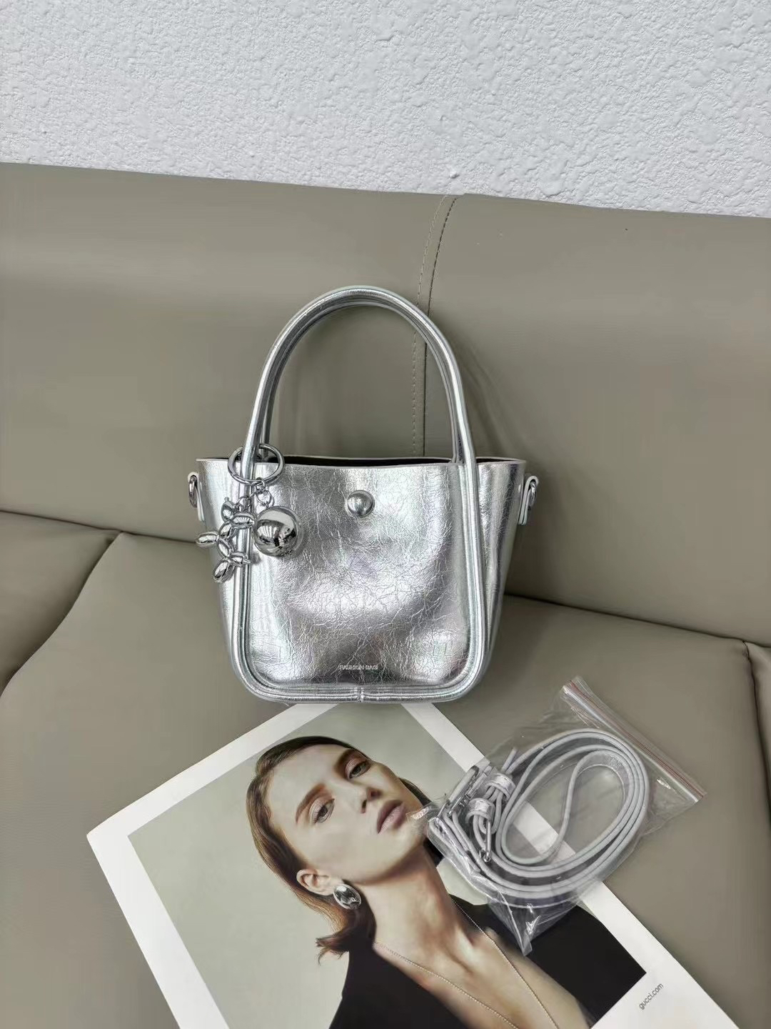 2024新款小众设计高级感菜篮子手提包女时尚百搭银色斜挎水桶包包