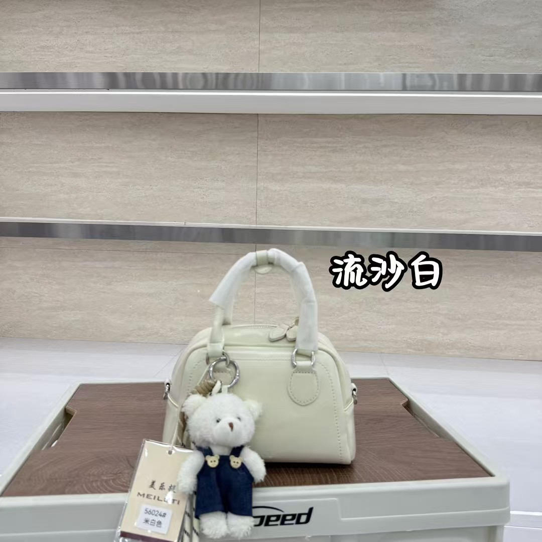 2025新款保龄球包包手提轻便韩版甜美风贝壳斜跨小熊挂饰质感女包