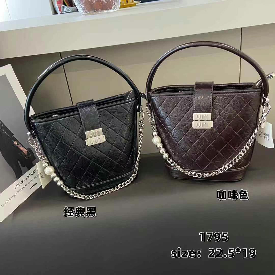 梦迪尔2024新款女包时尚百搭手提单肩斜挎水桶包包小香风菱格链条