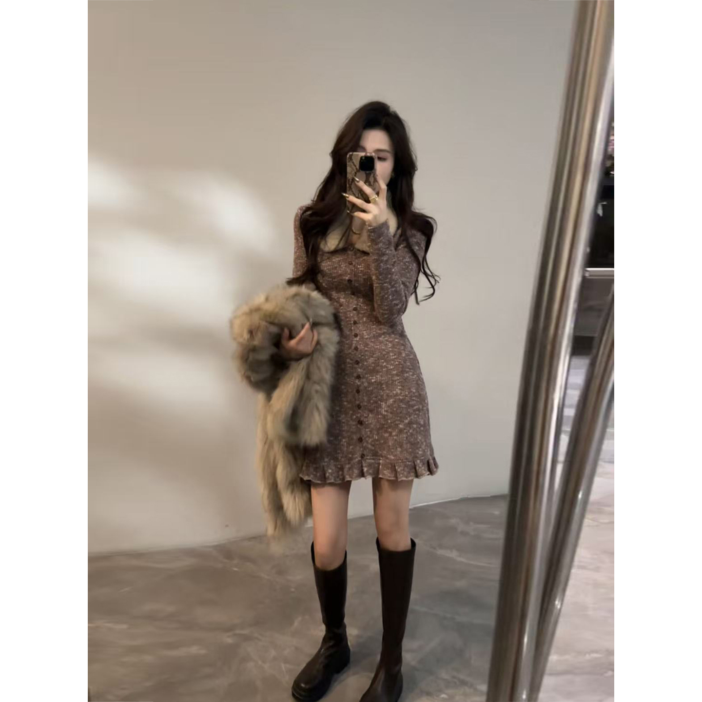 大婷婷 秋冬新款复古毛领拼接针织加绒纽扣花边修身短裙DT1786