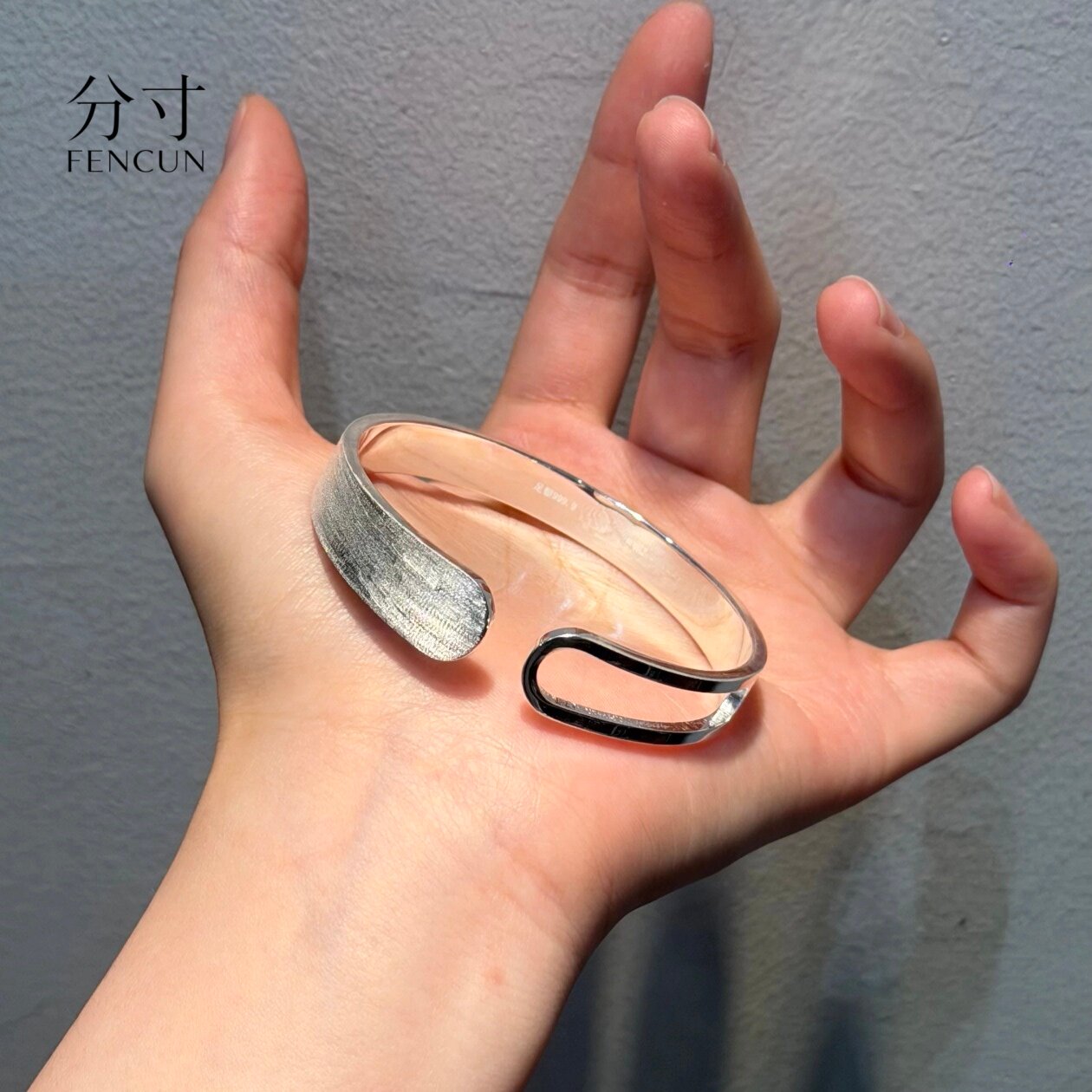 足银9999半窗纯银手镯女轻奢时尚简约银镯子设计感手饰送女友礼物