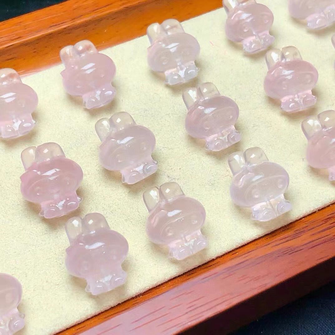 天然粉晶美乐蒂雕刻件通孔规格19mm左右