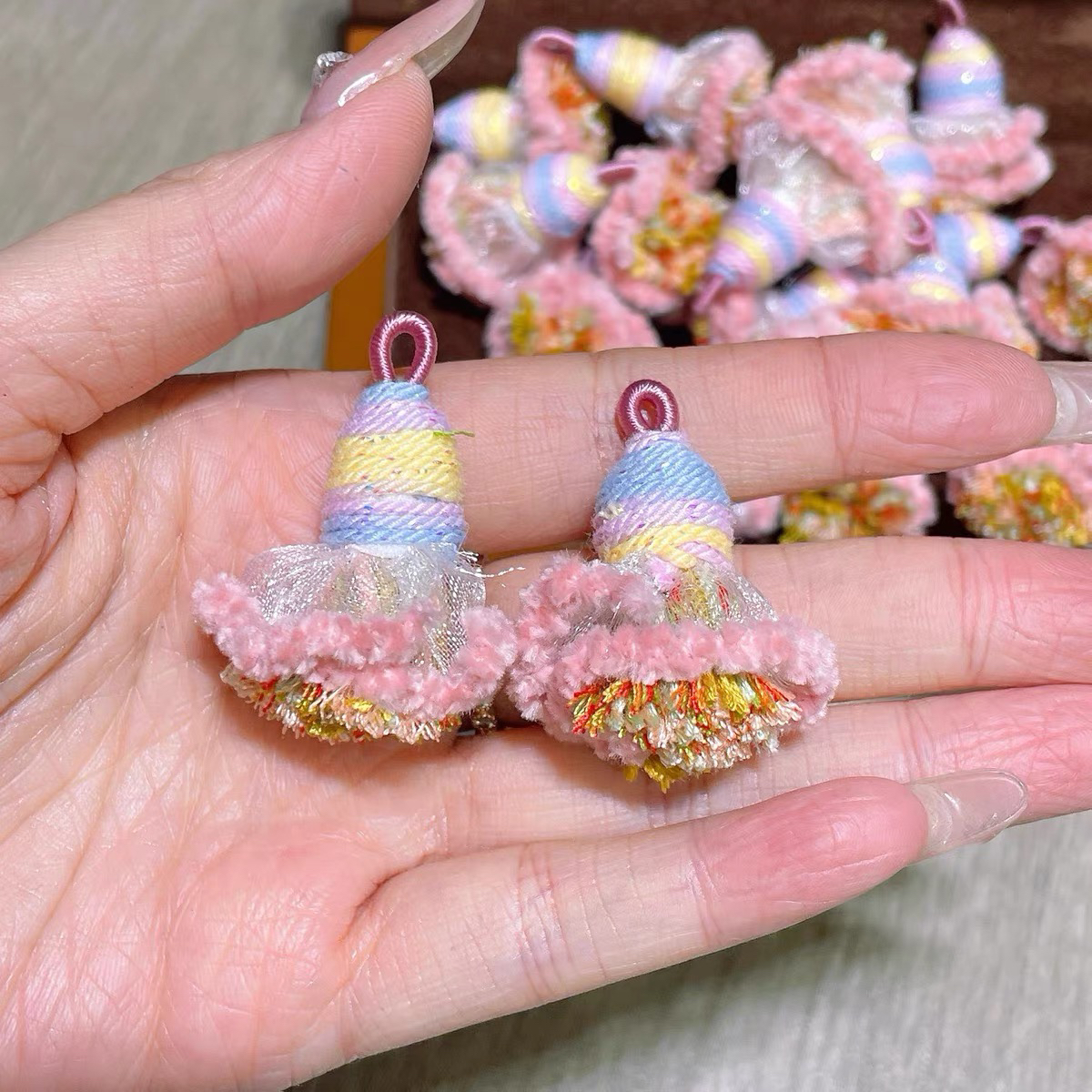 手工编织多巴胺彩色小裙子流苏穗子配件diy编绳手链挂件吊坠配饰