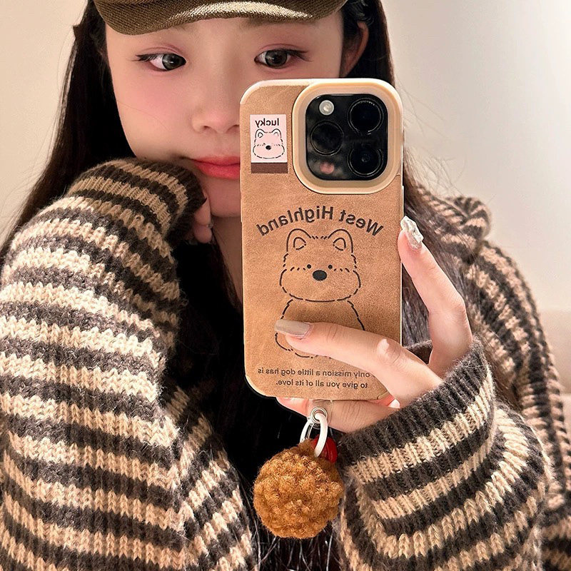 秋冬麂皮棕色西高地小狗适用苹果16promax手机壳女iphone15新款12贴皮毛球13pro挂件14promax防摔11手机套软