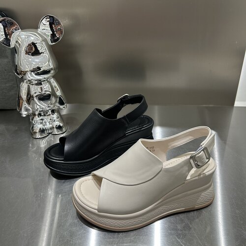 欧洲站时尚女正品2026一字扣软底年夏季新款牛皮高坡跟凉鞋女鞋鞋