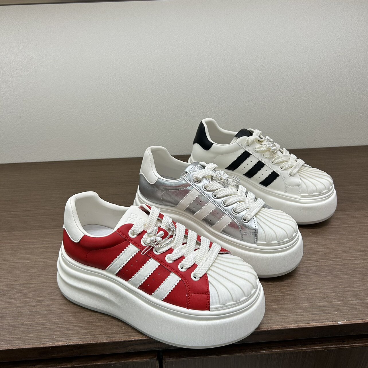 欧洲站厚底小白鞋百搭休闲板鞋女2026女款春款爆款轻便软底不累脚