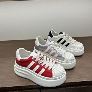 欧洲站厚底小白鞋百搭休闲板鞋女2026女款春款爆款轻便软底不累脚