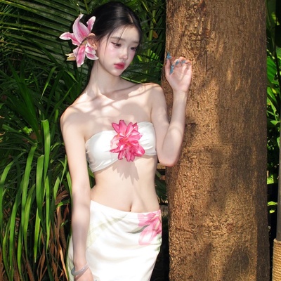 泰国泳衣女穿搭花朵性感抹胸度假