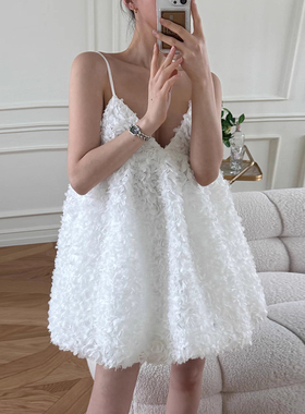 良良家重工立体提花吊带连衣裙女夏季新款法式芭蕾风V领蓬蓬短裙