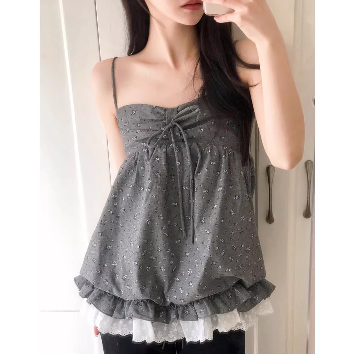 良良家设计感碎花提花蝴蝶结系带吊带衬衫女夏季新款蕾丝花边上衣