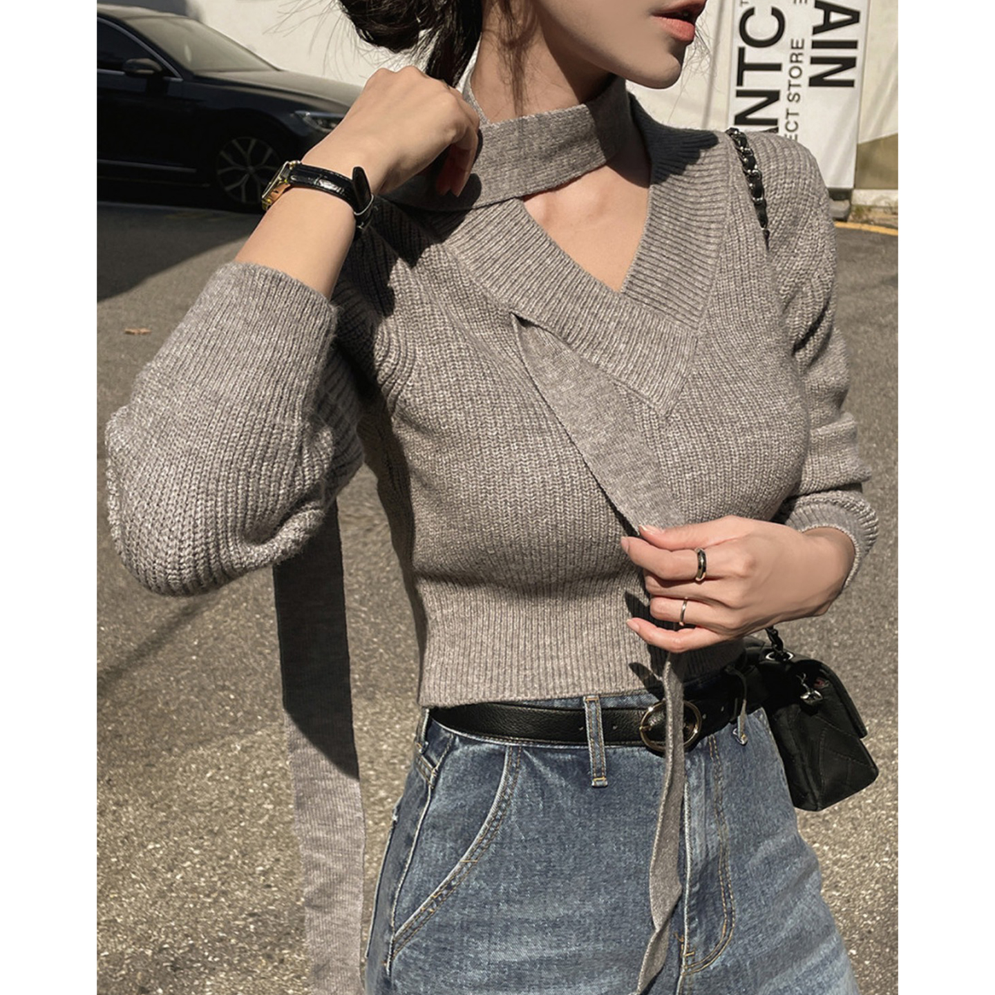 设计感挂脖飘带穿叉V领针织毛衣