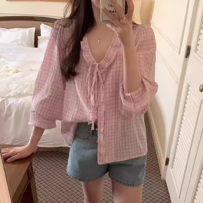 甜美风木耳边系带V领格子衬衫