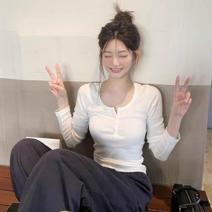 小众基础款花边U领系扣纯色打底衫女2025冬季新款内搭修身显瘦T恤