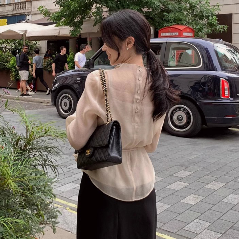内搭吊带衫+后背单排扣长袖衬衫