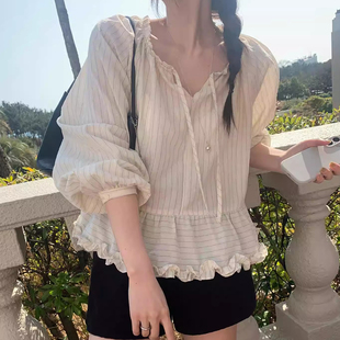 良良家 甜美减龄细条纹V领衬衫女春季新款荷叶边下摆小个子上衣