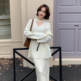 时尚套装设计感V领挂脖针织毛衣女2025冬季新款高腰显瘦半身裙子