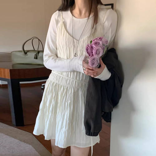 褶皱感V领绑带收腰吊带连衣裙女