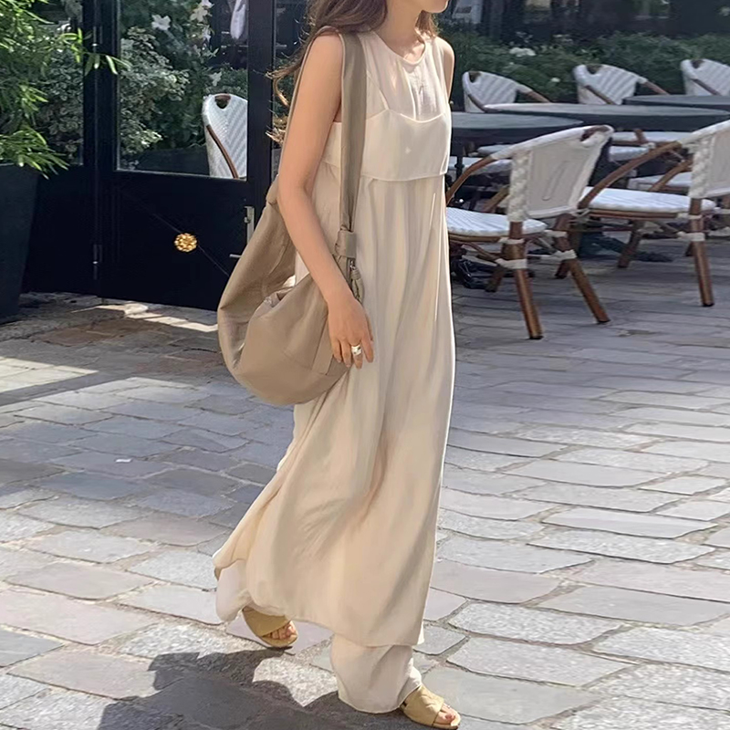 飘逸背心连衣裙+短款叠穿吊带
